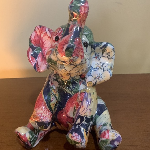 Floral sitting up elephant trunk up porcelain figurine - Picture 7 of 7